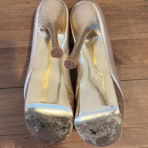 Bebe gold pump platform size 8 - Picture 10 of 11